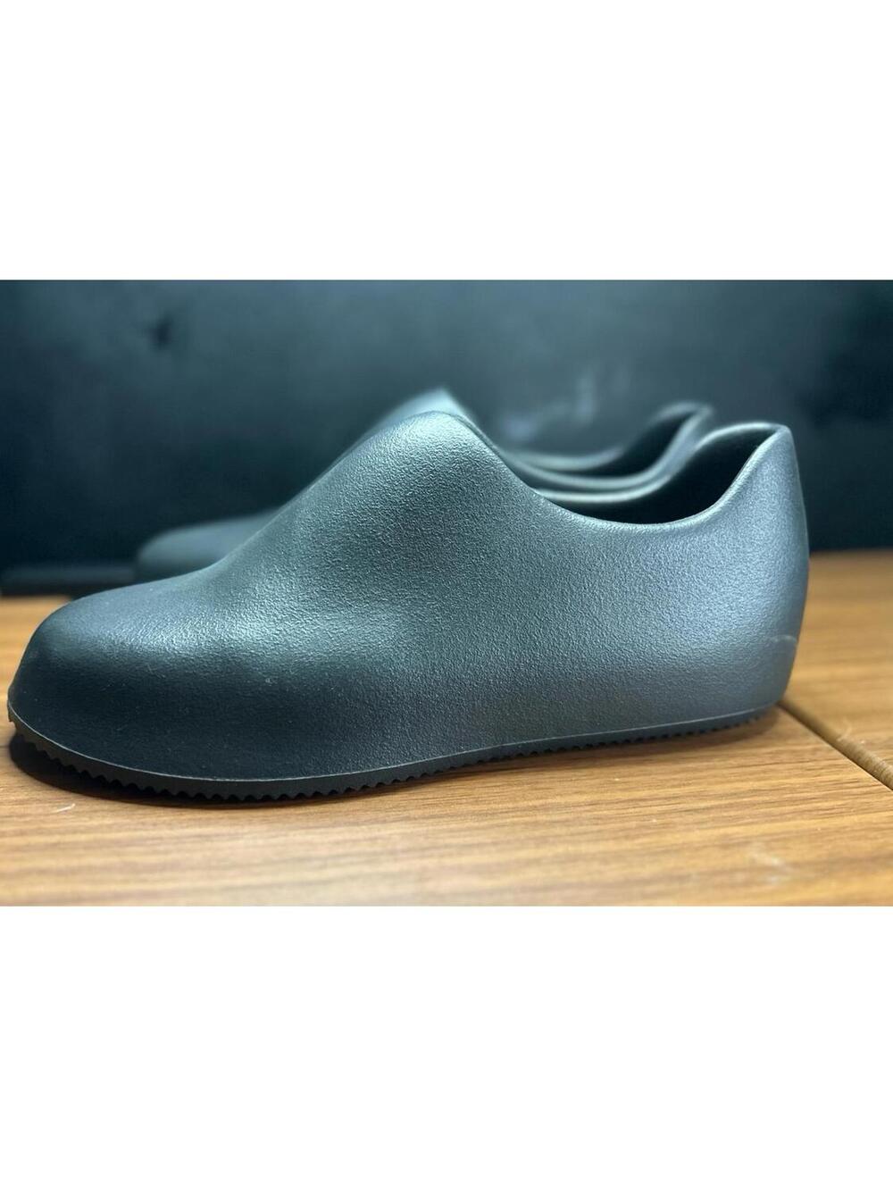YEEZY YZY SL -02 Men
slip-on shoes